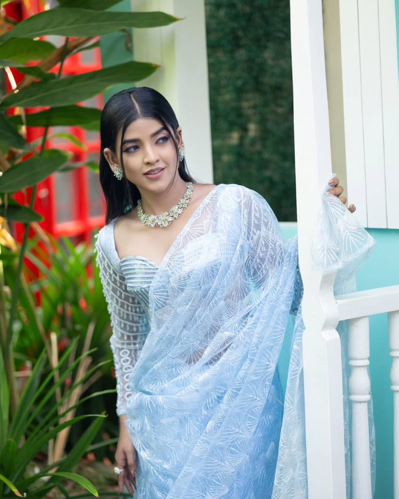 Soft-Glam-with-a-Touch-of-Sparkle-✨-Soft-Makeup-–-Flawlessly-blended-base-with-a-radiant-skin-3